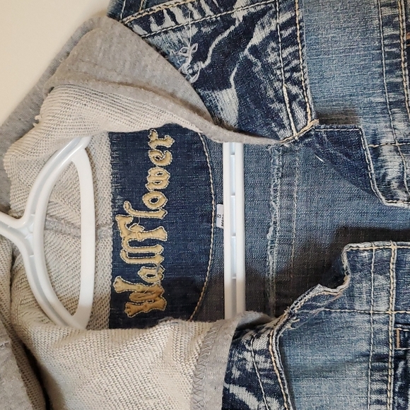 Jean jacket with light gray hood and sleeves. - Picture 4 of 8